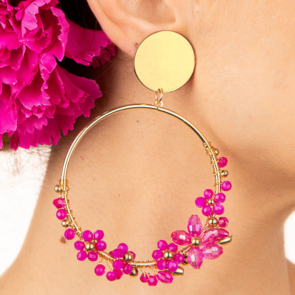 Boucles d&#39;oreilles flamenco dorées avec fleurs fuchsia - Ribes y Casals