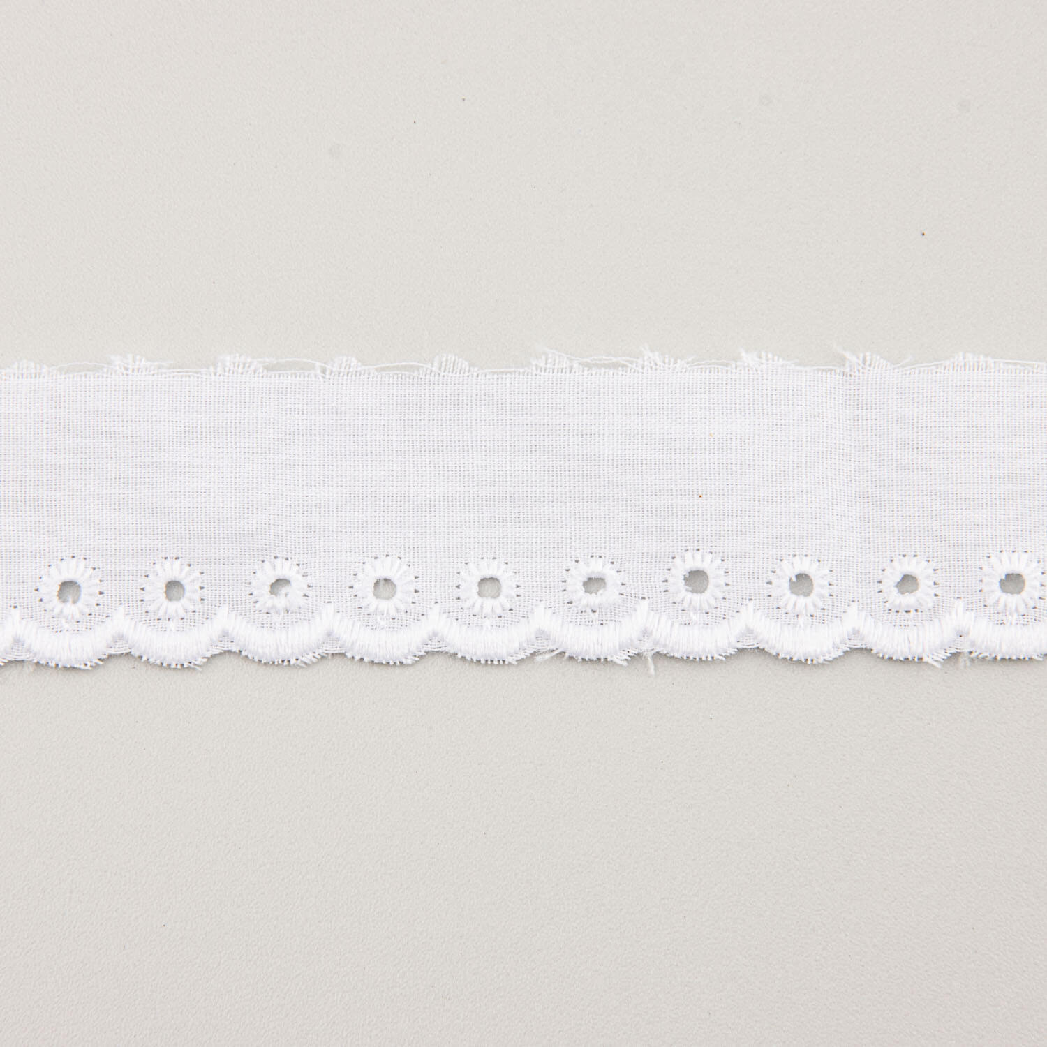 Ruban de batiste brodé blanc modèle 11788 – 25 mm - Ribes y Casals