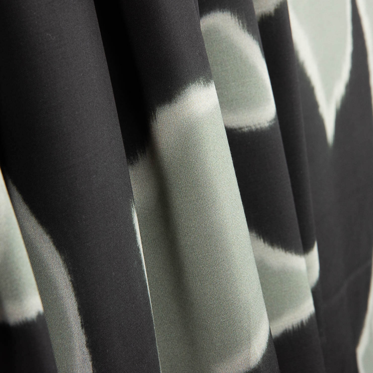 Satin de viscose Jardin nocturne vert et noir - Ribes y Casals