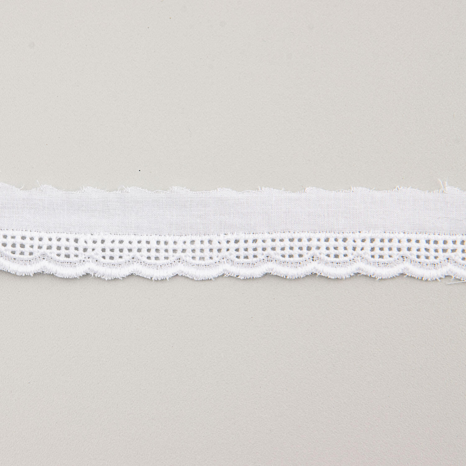Bande de batiste brodée blanche modèle 27515 – 15 mm - Ribes y Casals