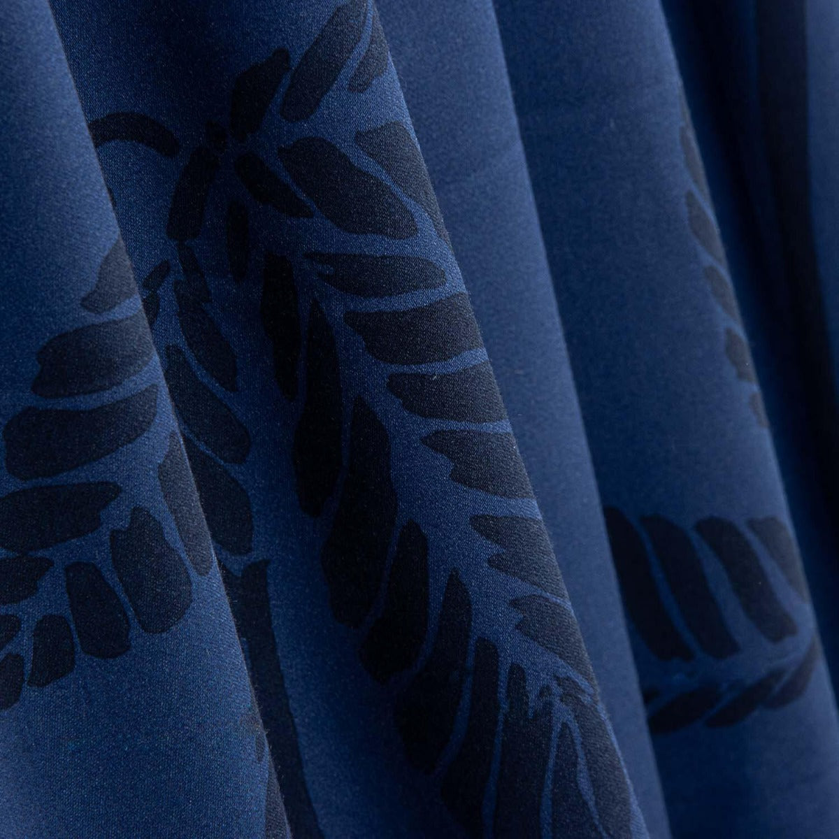Satin Viscose Shadow Flower Bleu - Ribes y Casals