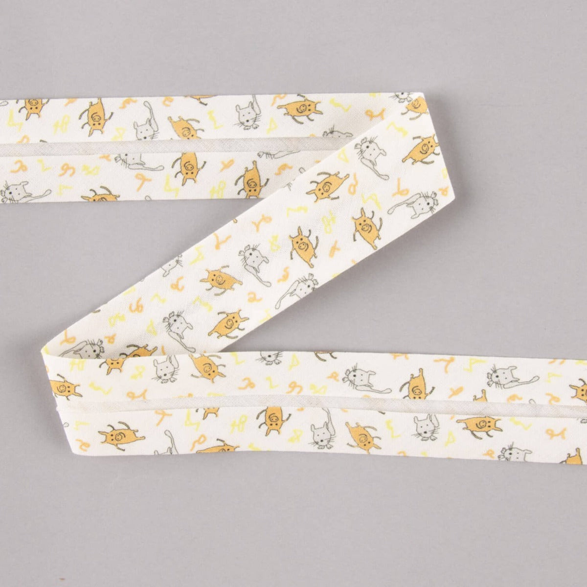 Biais en coton biologique Cochons et chatons orange-gris 30 mm - Ribes y Casals