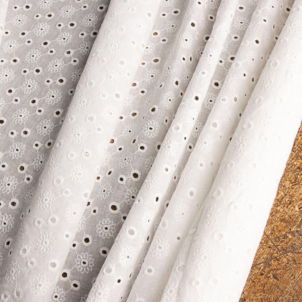 Petite fleur de petite broderie suisse - Ribes y Casals