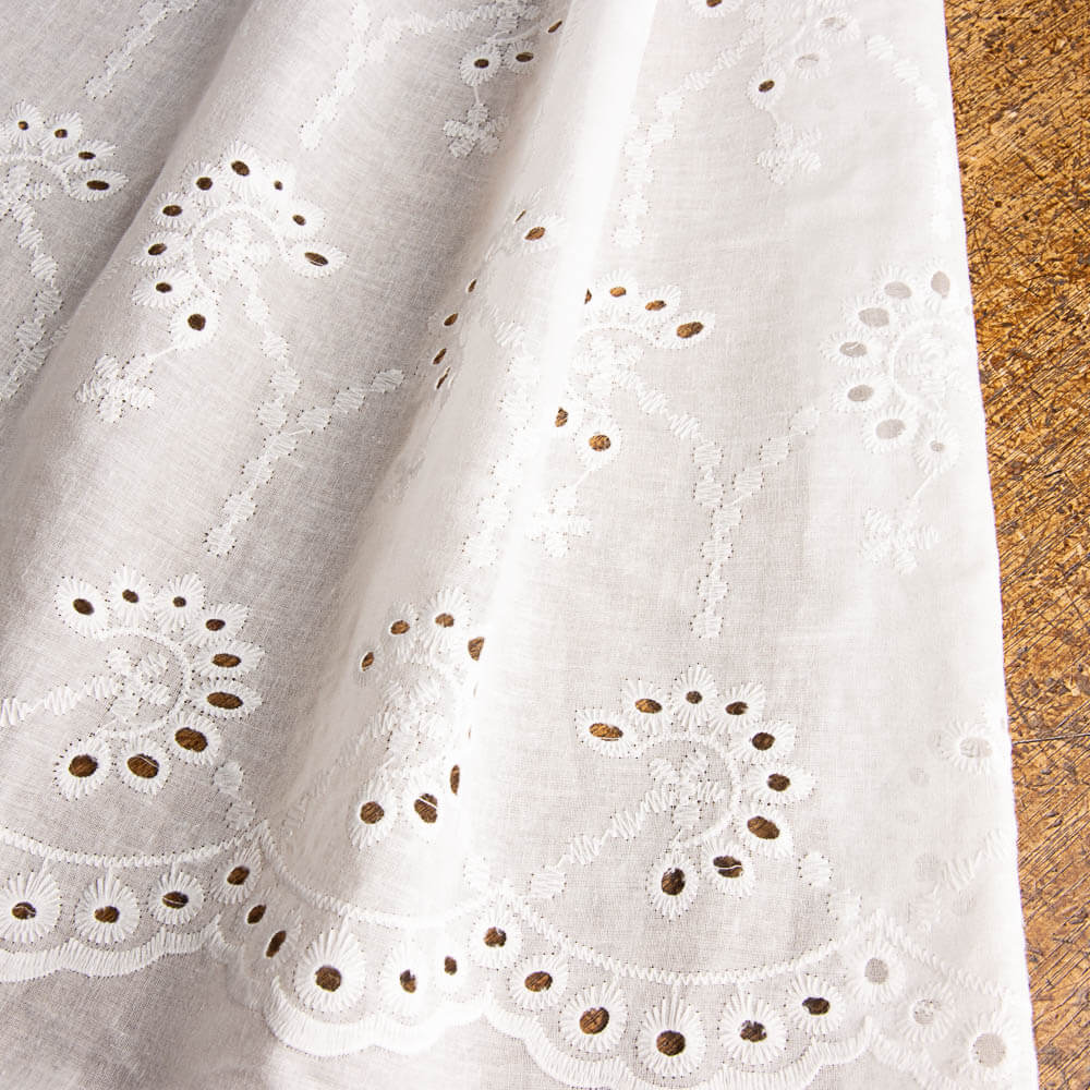 Bordado Suizo Flor Ondas - Ribes y Casals