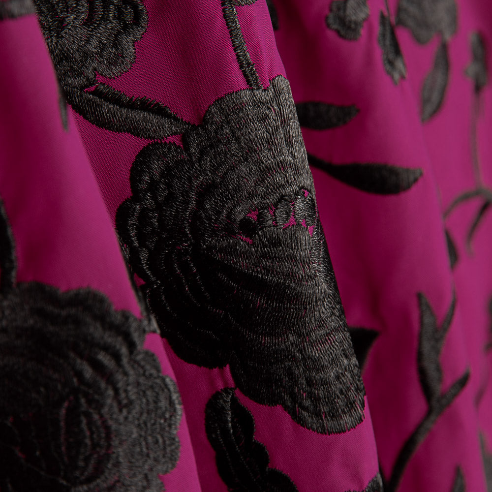 Châle brodé noir Tencel Strawberry Red - Ribes y Casals