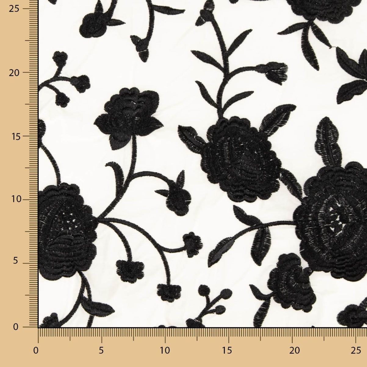 Châle brodé noir Tencel Natural White - Ribes y Casals