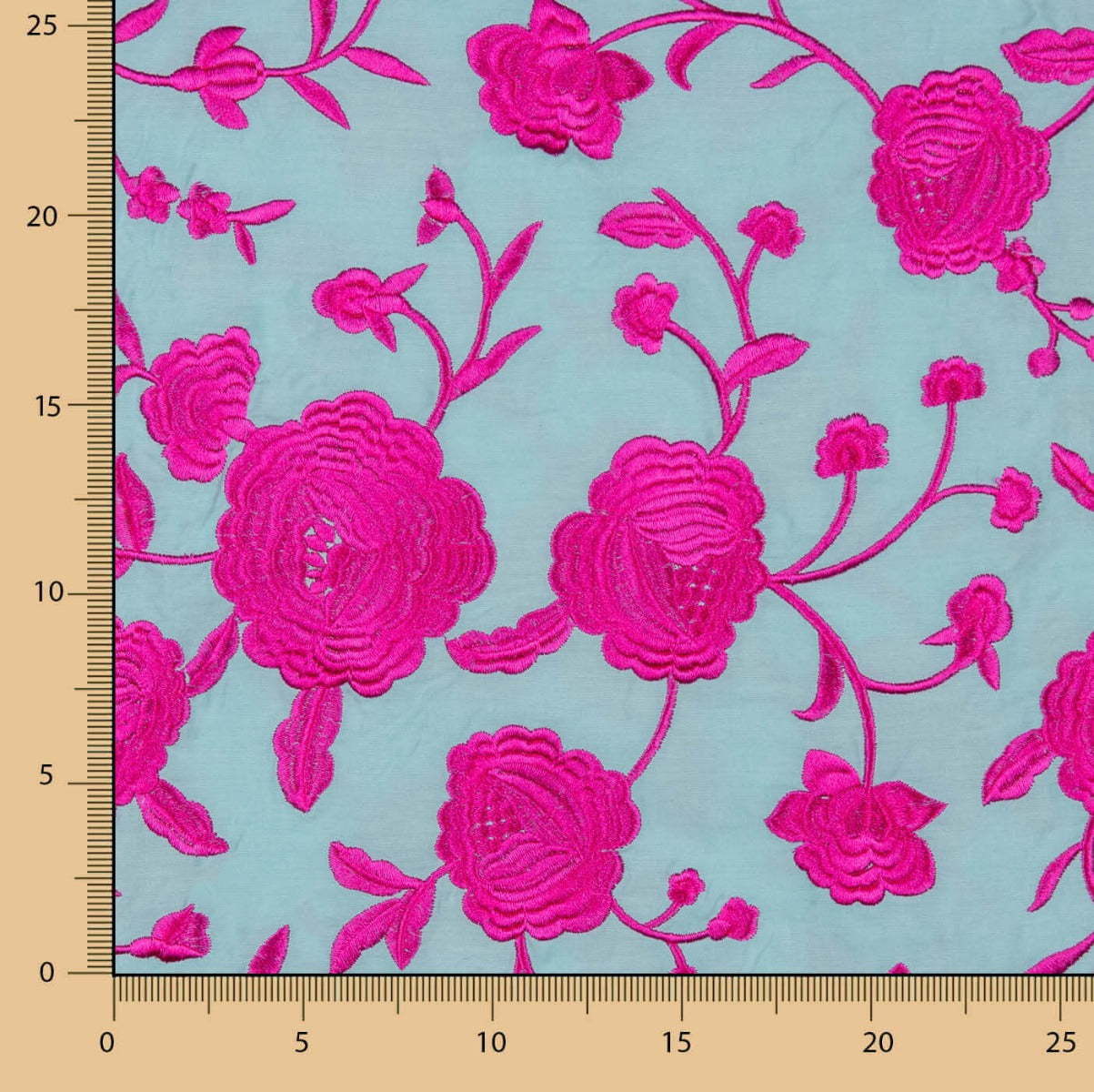 Châle brodé Fuchsia Tencel Light Blue - Ribes y Casals