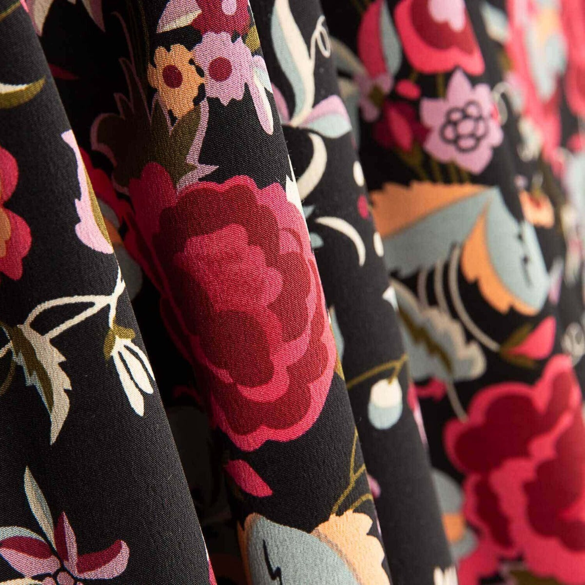 Crêpe Polyester Great Drape Mantón imprimé noir - Ribes y Casals