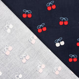 Velours milleraies en tissu de coton imprimé cerises bleu marine - Ribes y Casals