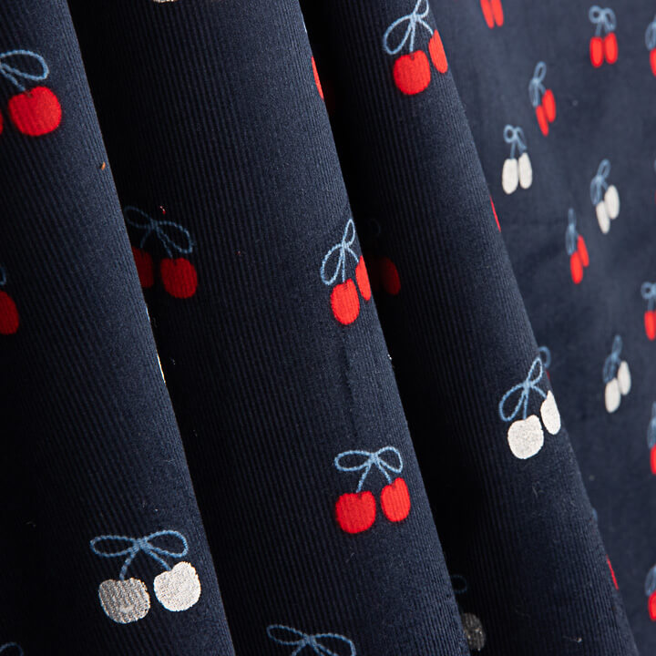 Velours milleraies en tissu de coton imprimé cerises bleu marine - Ribes y Casals