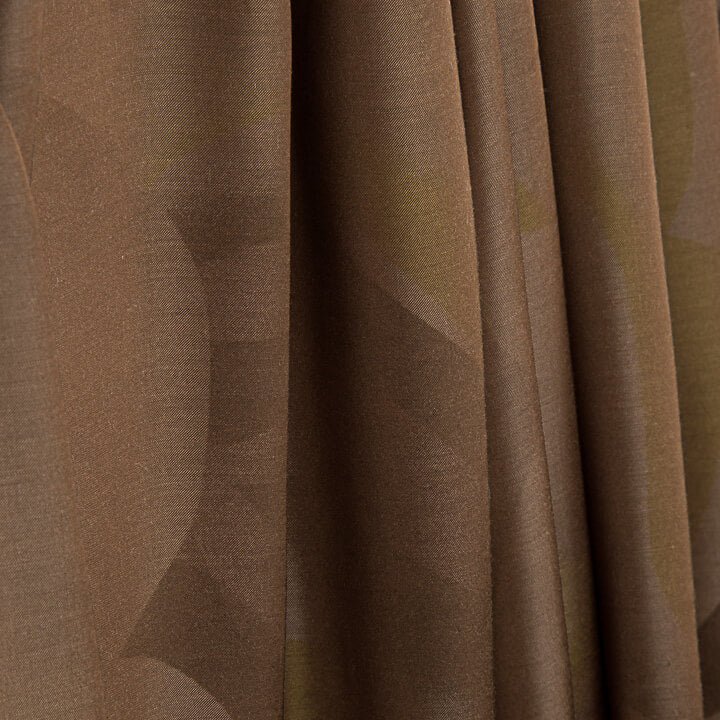 Tissu de viscose imprimé recto-verso, motifs abstraits en formes de vagues, couleur olive - Ribes y Casals