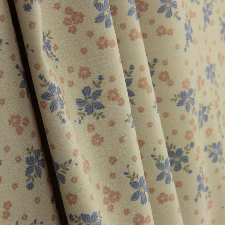 Percale imprimée de petites fleurs bleues et roses - Ribes y Casals