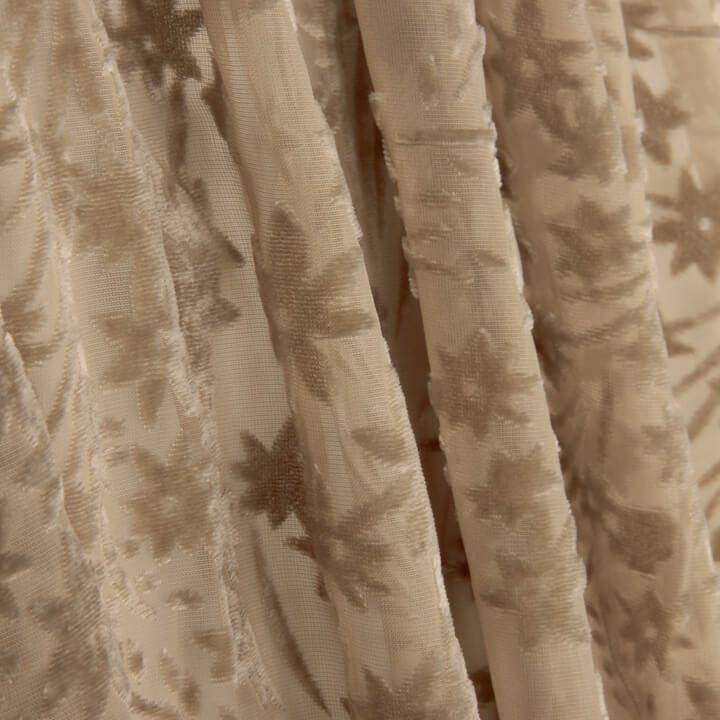 Dévoré floral dans les tons beige sur mousseline - Ribes y Casals