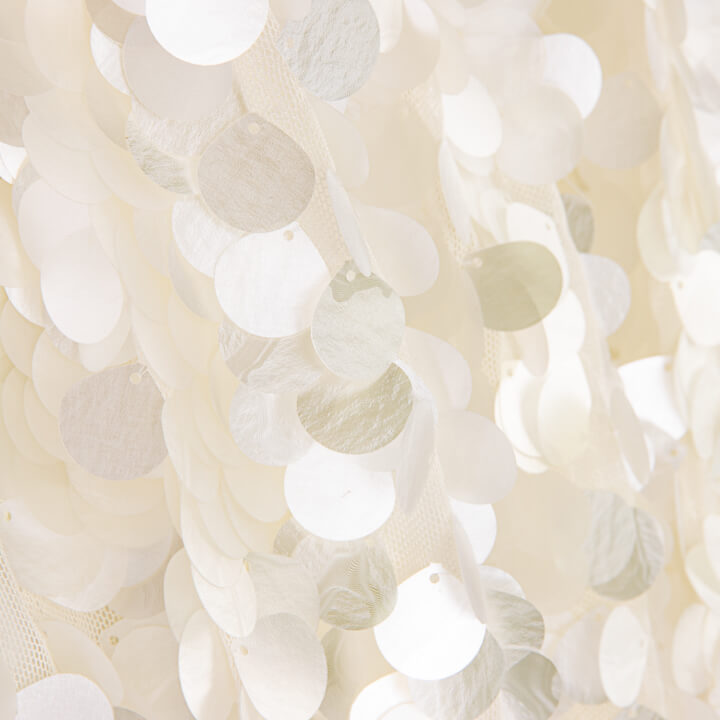 Tulle écru à reflets nacrés et tissu à sequins en forme de pétales - Ribes y Casals