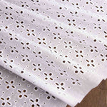 Broderie suisse florale blanche - Ribes y Casals