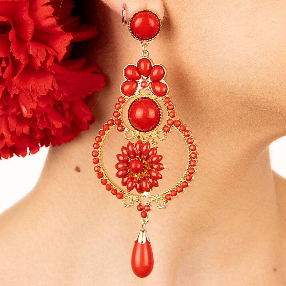 Boucles d&#39;oreilles flamenco avec fleur, anneau, résine rouge et accents dorés - Ribes y Casals
