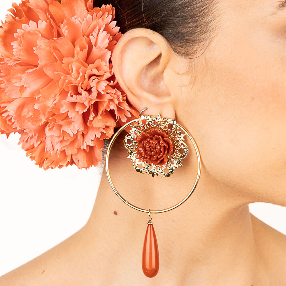 Boucles d&#39;oreilles flamenco avec rose corail et goutte - Ribes y Casals