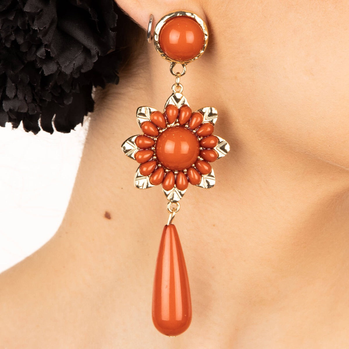 Boucles d&#39;oreilles flamenco avec fleur corail et goutte - Ribes y Casals