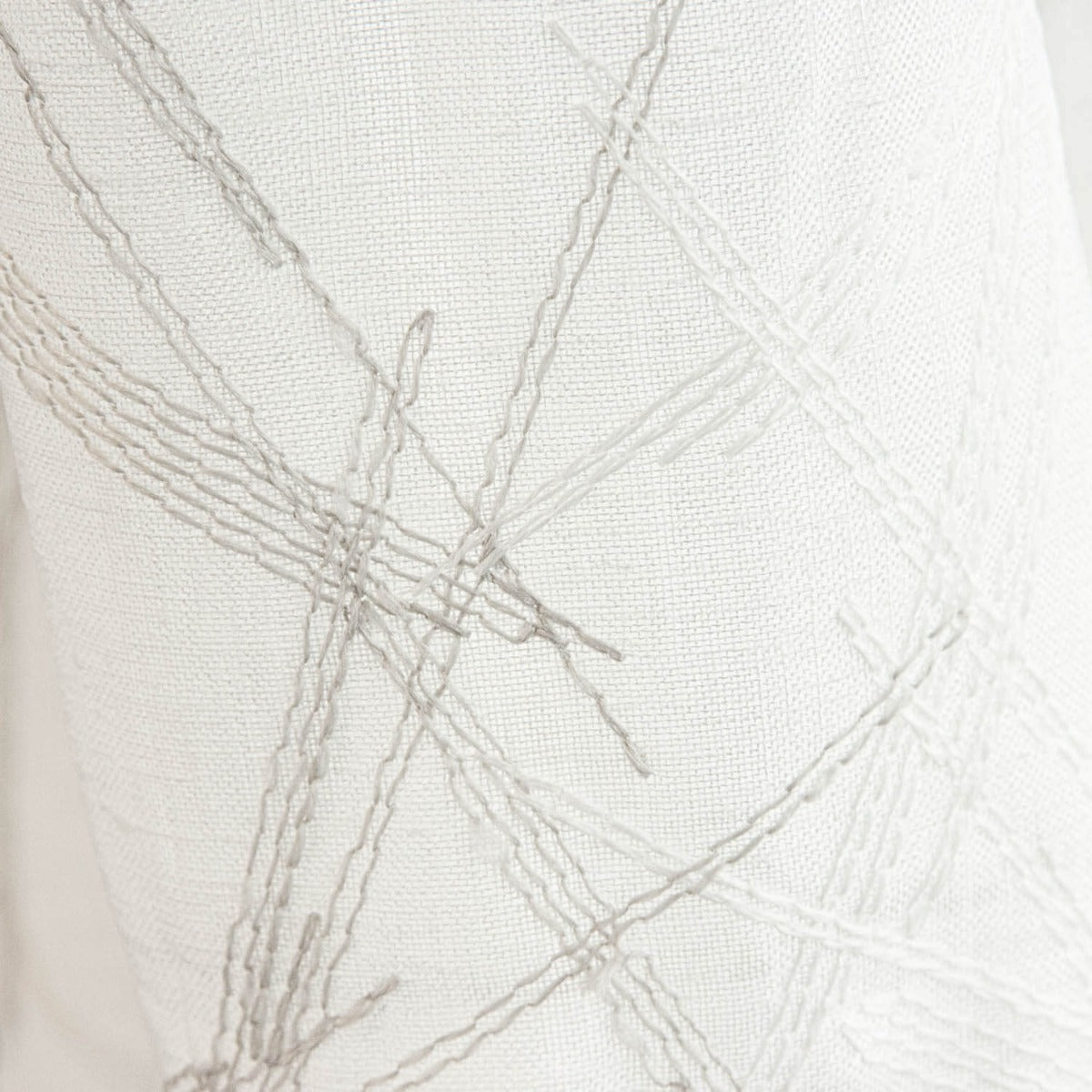 Visillo Bordado Trazos Topo - Ribes y Casals